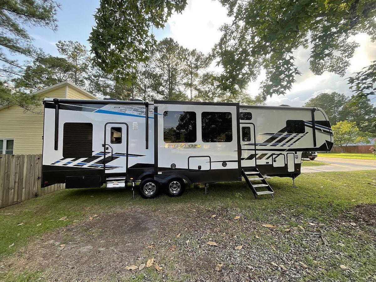 Used 2022 Keystone Fuzion 373 Fifth Wheel Toy Hauler