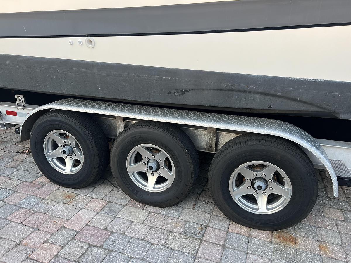 Used 2004 Maxum 3100 SE with Trailer