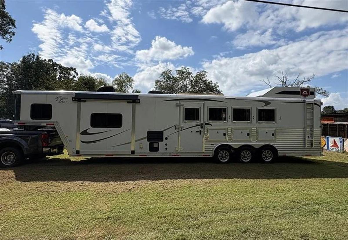 Used 2017 Merhow 4 Horse with Living Quarters