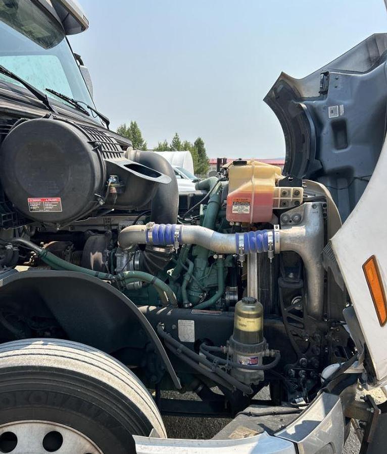 Used 2023 VOLVO VNL64T760 Sleeper Semi Truck