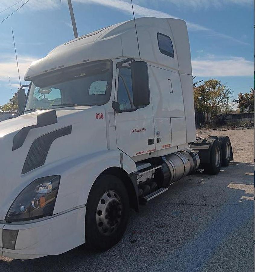 Used 2018 Volvo VNL64T670 Sleeper Semi Truck