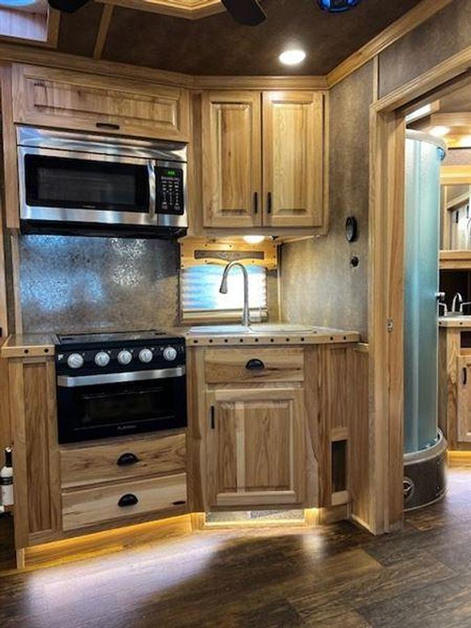 Used 2020 Lakota Bighorn 4 Horse w/ Living Quarters