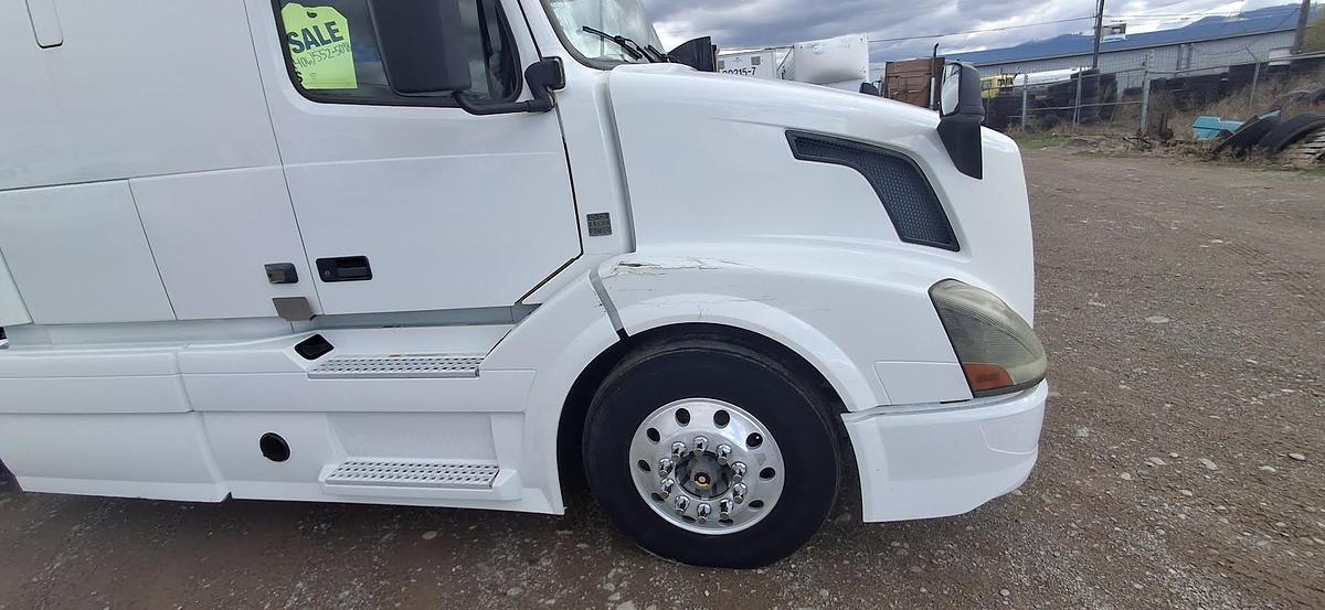 Used 2017 Volvo VNL64T670 Sleeper Semi Truck