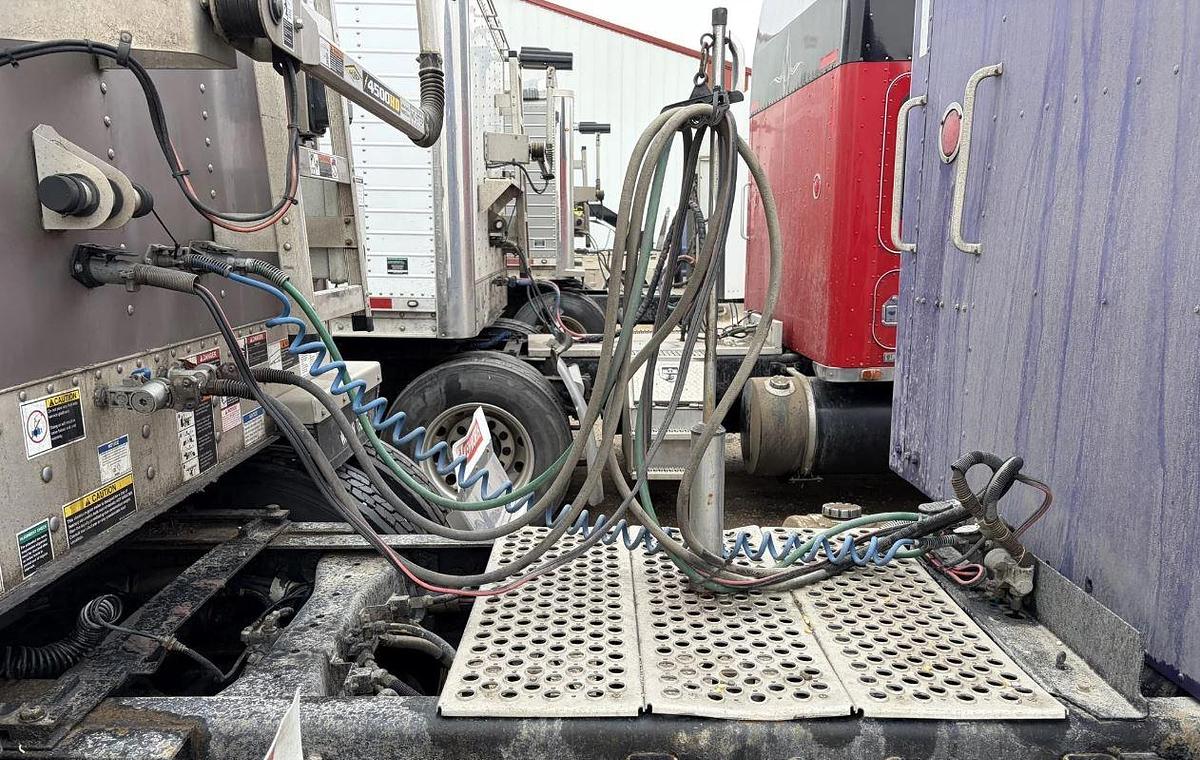 Used 2005 KENWORTH W900L Conventional Sleeper Semi Truck