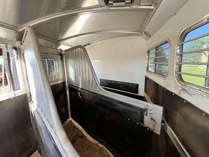 Used 2005 4 Star 3 HORSE