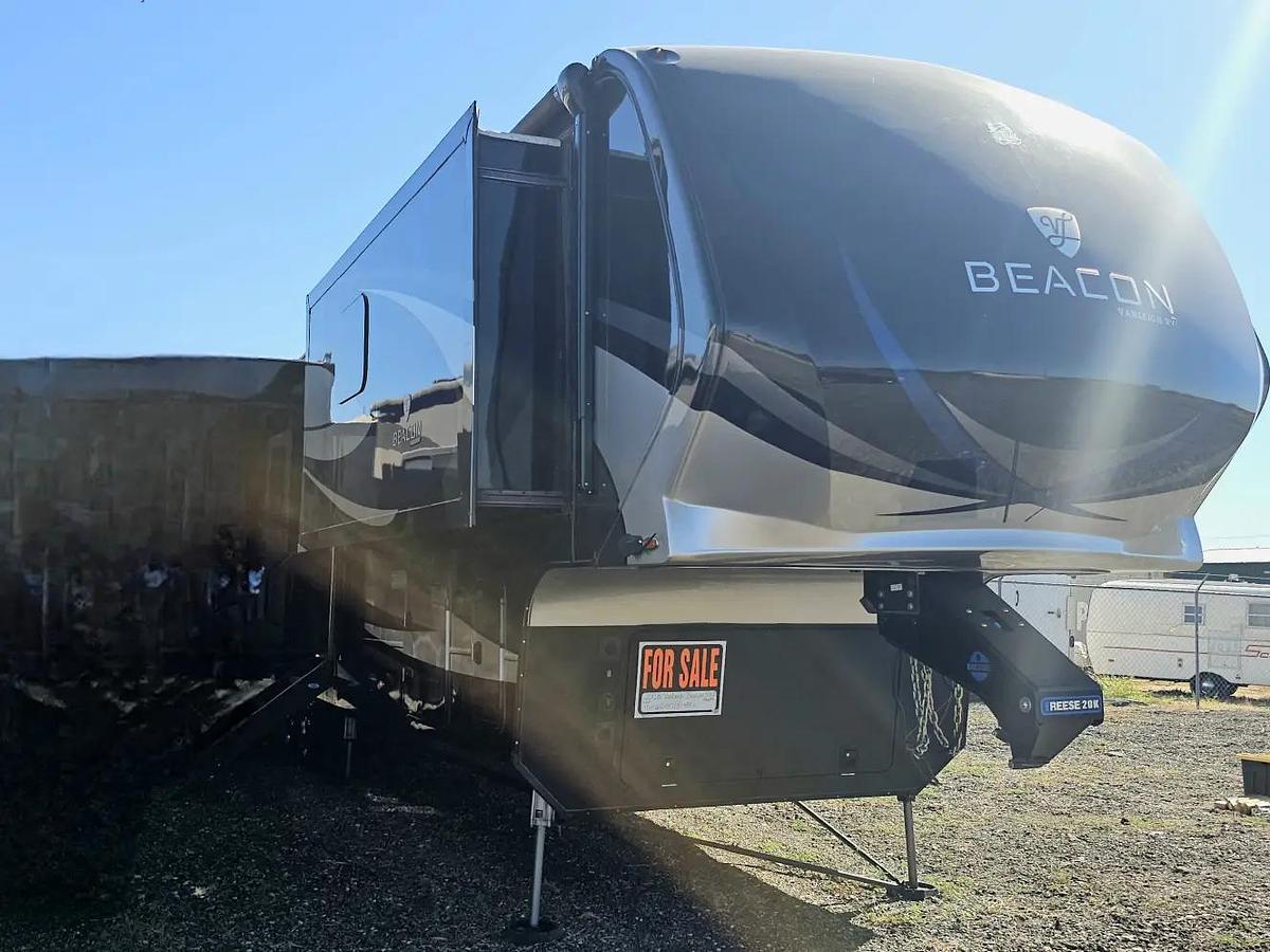 Used 2018 Vanleigh Beacon 39GBB Fifth Wheel