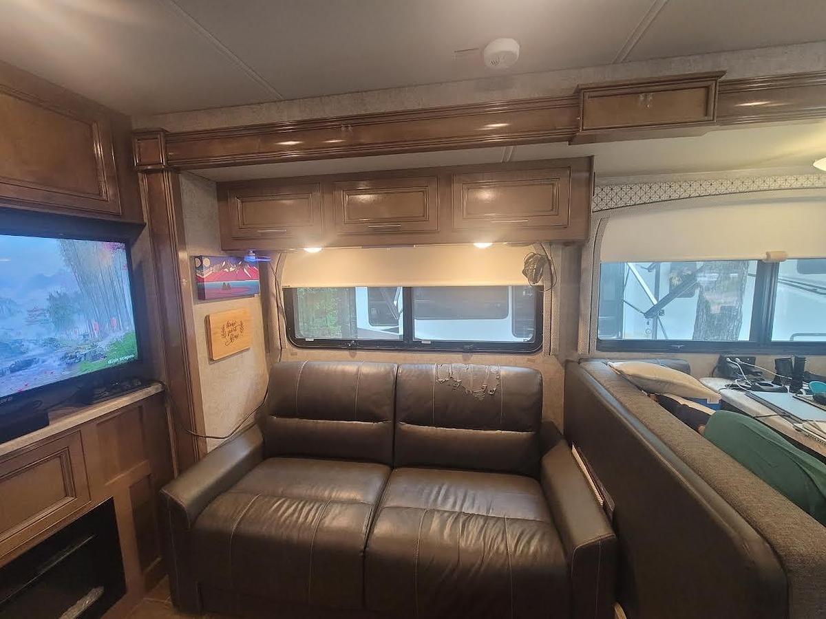 Used 2020 Thor Motor Coach Miramar 37.1 Class A Motorhome