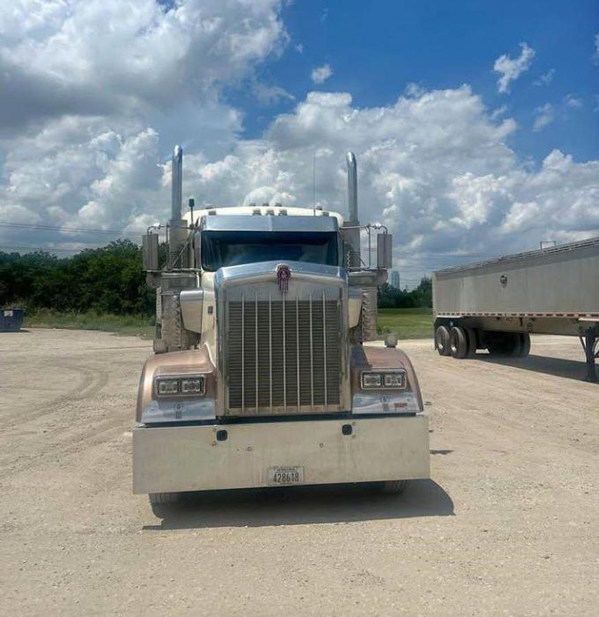 Used 2013 KENWORTH W900 Conventional Sleeper Semi