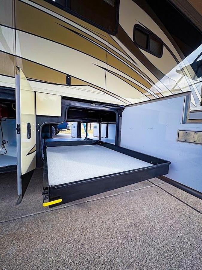 Used 2010 Fleetwood Discovery 40X