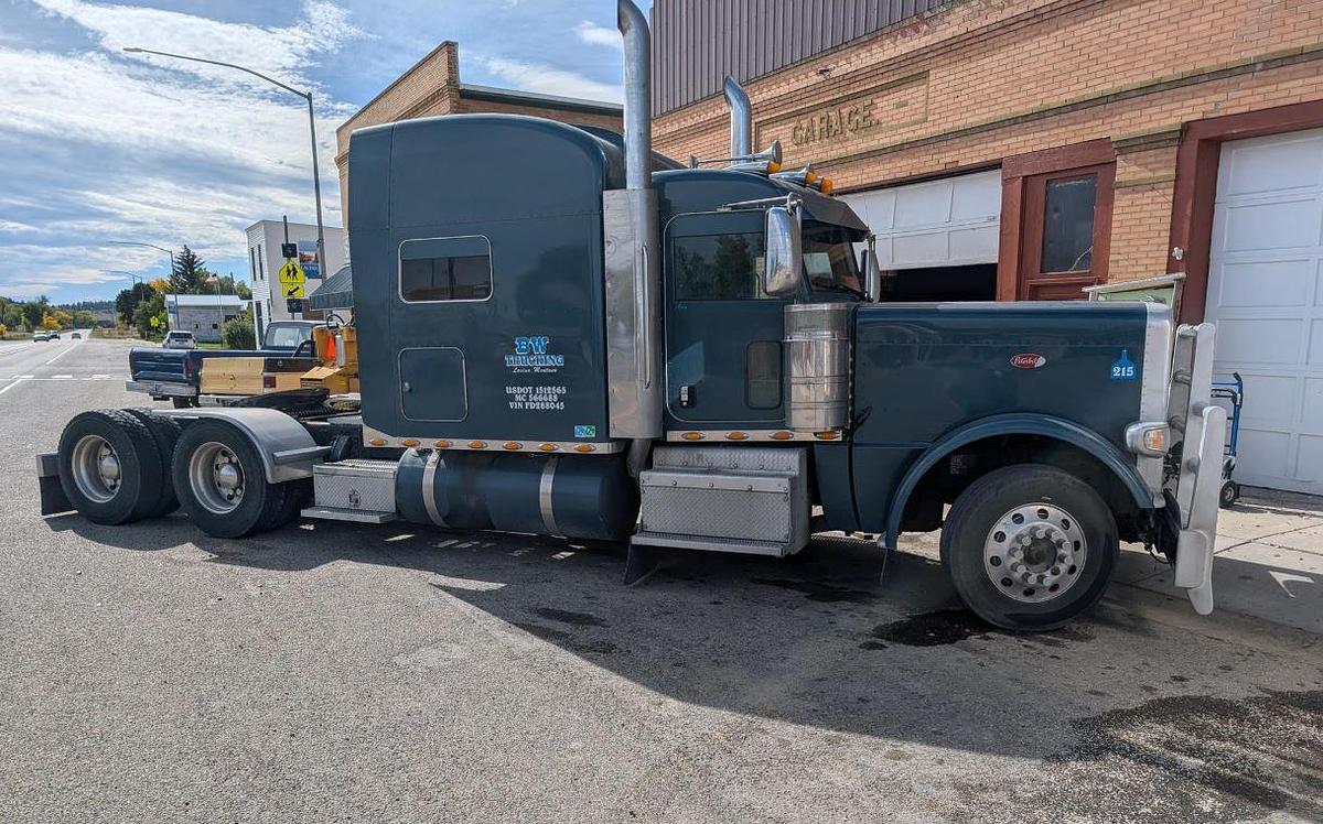 Used 2015 PETERBILT 389 Conventional Sleeper Semi