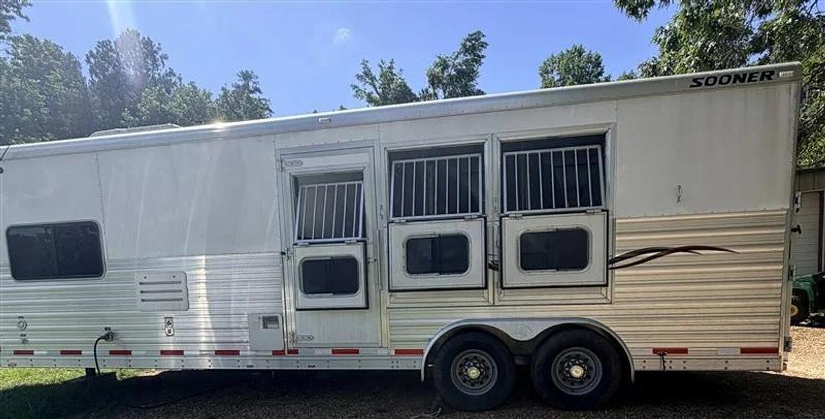 Used 2014 Sooner Legacy 312 3 Horse Gooseneck Trailer with Living Quarters