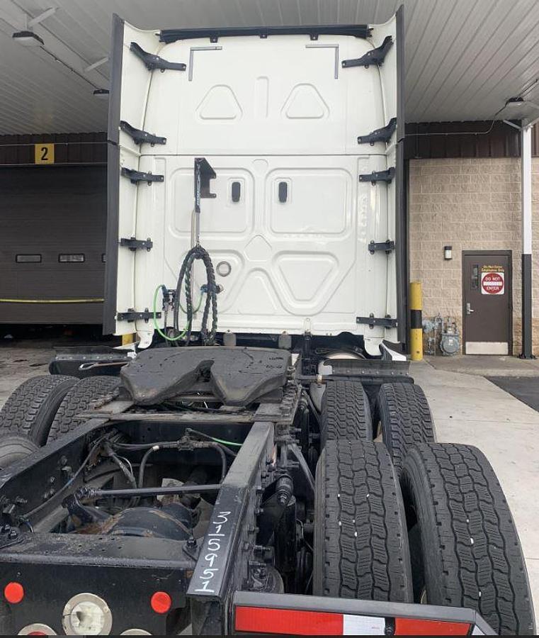 Used 2018 Freightliner CASCADIA 126