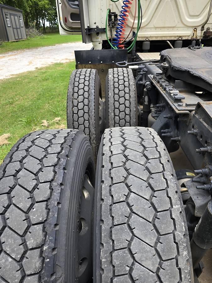 Used 2015 Freightliner Cascadia Conventional Sleeper Semi