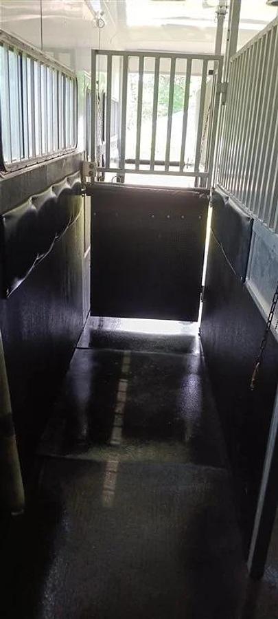 Used 2017 Sundowner Transporter 6 Horse