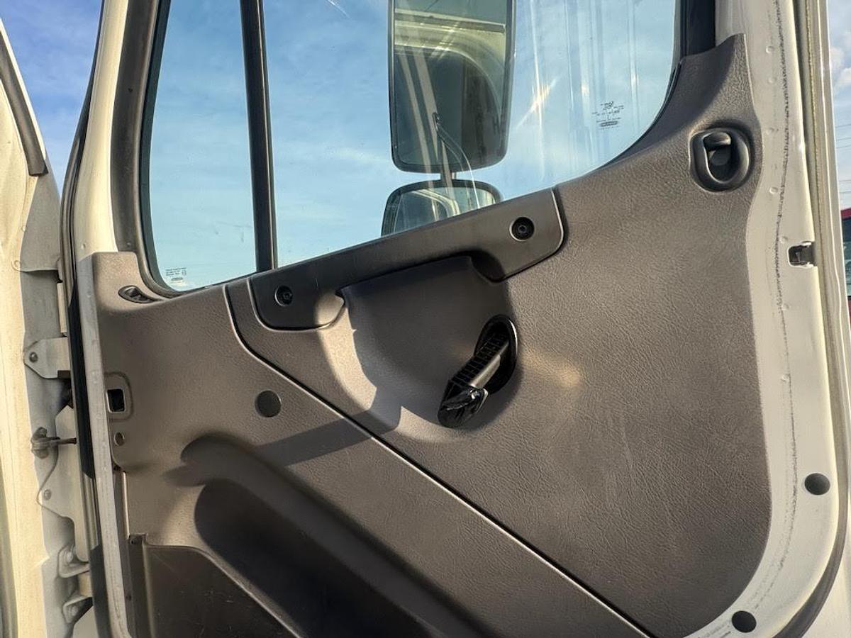 Used 2018 Freightliner Business Class M2 106 Box Truck