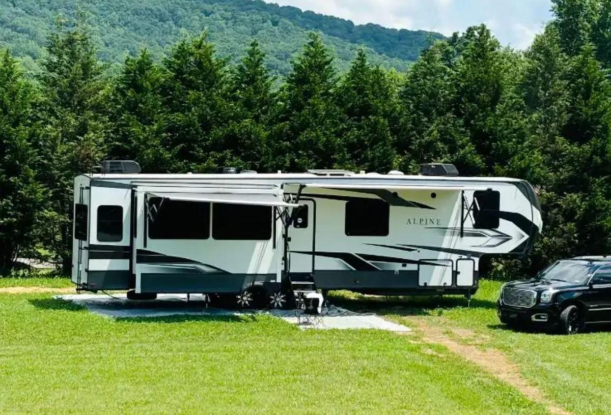 Used 2022 Keystone Alpine 3720MD