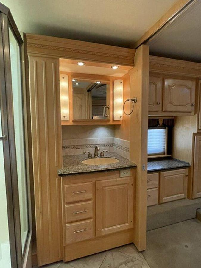 Used 2006 Country Coach Intrigue 530 Ovation