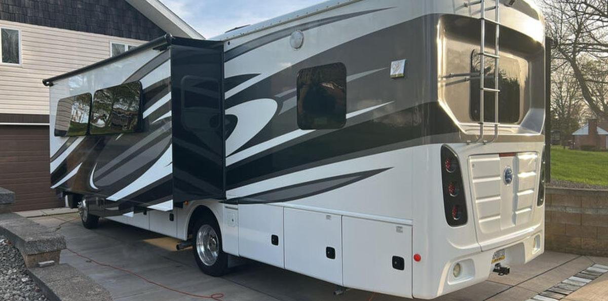 Used 2017 Holiday Rambler Vacationer 33C Class A Motorhome