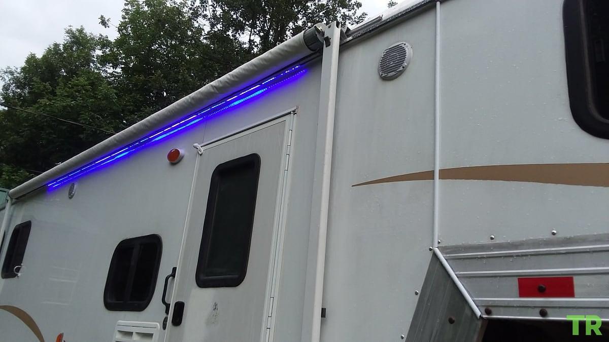 Used 2008 Bison Stratus Express 380ME 3 Horse
