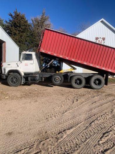 Used 1990 Ford L8000 Grain Truck