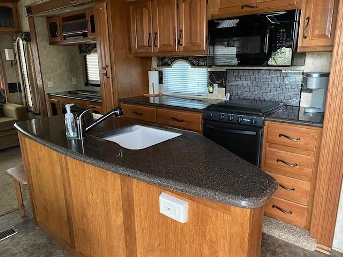 Used 2012 Keystone Montana Hickory Edition 33582RL Fifth Wheel