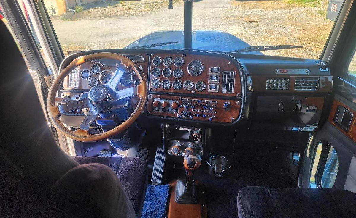 Used 2002 Peterbilt 379 Sleeper Semi Truck
