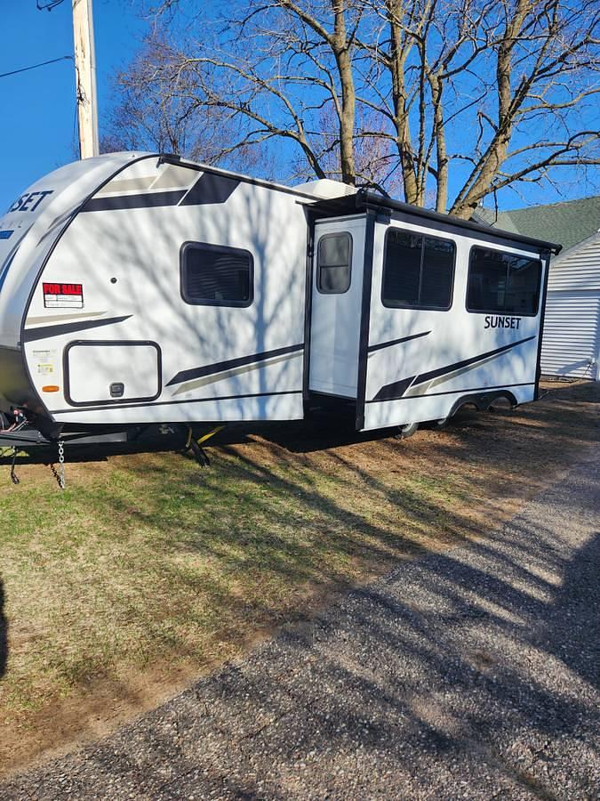 Used 2024 Sunset Trail SS253RB