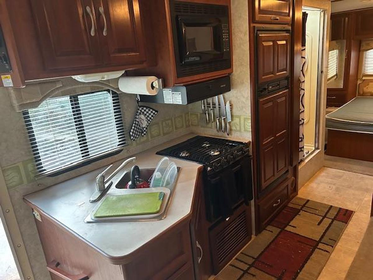 Used 2005 Four Winds Chateau