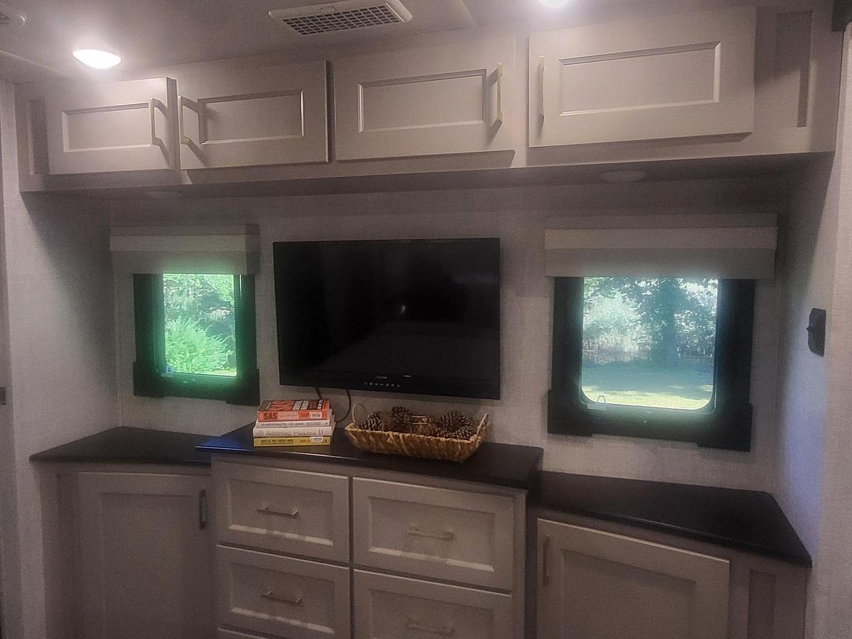 Used 2021 Forest River Palomino Columbus 1492 382FB