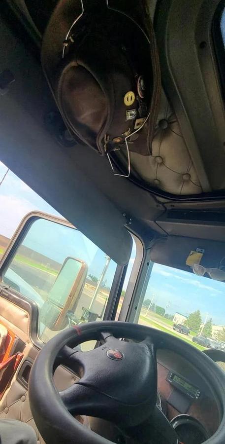 Used 2005 Kenworth T600 Sleeper Semi Truck