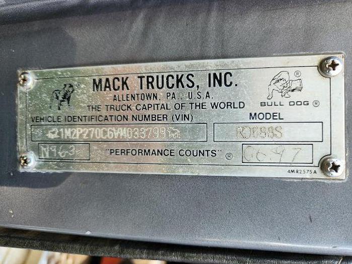 Used 1997 Mack RD688ES with a National 800C Crane