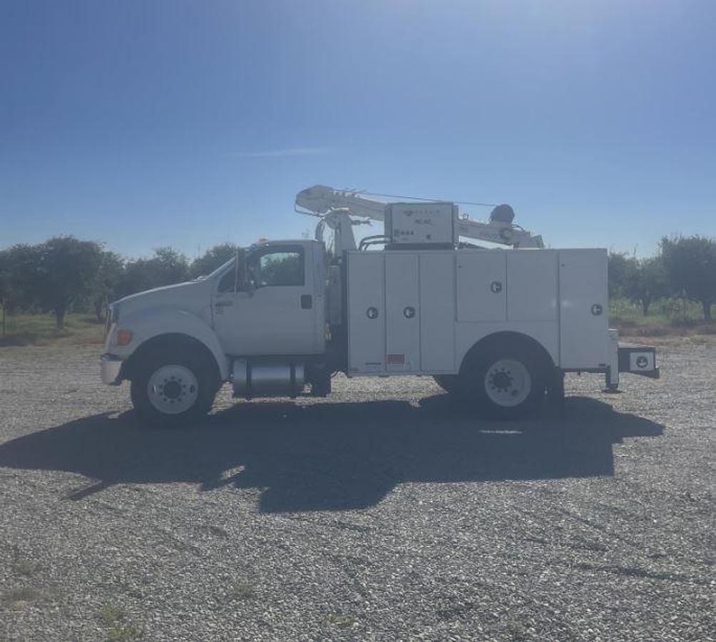 Used 2015 SUMMIT TRUCK BODIES 10620 MOUNTED ON 2015 FORD F750 XLT