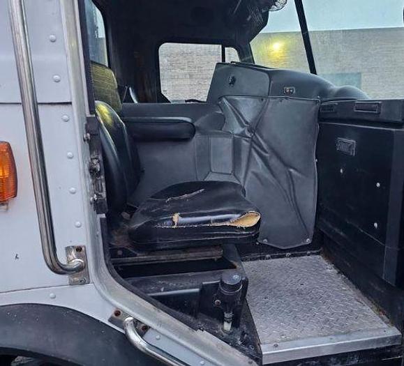 Used 2013 Peterbilt 320