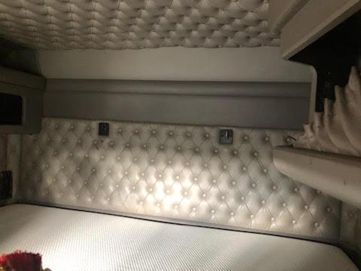 Used 2013 Kenworth Conventional Sleeper Semi