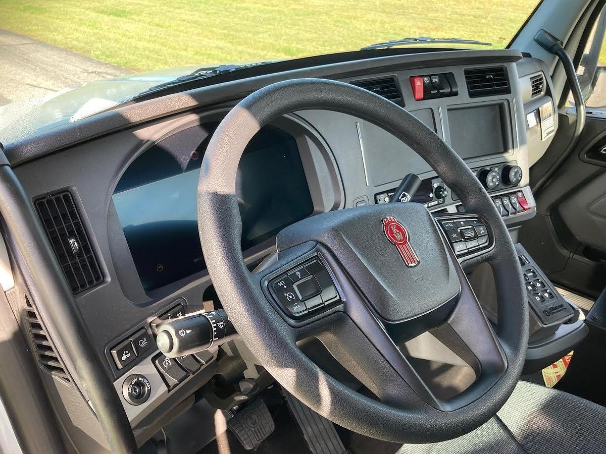 Used 2025 KENWORTH T880 Day Cab