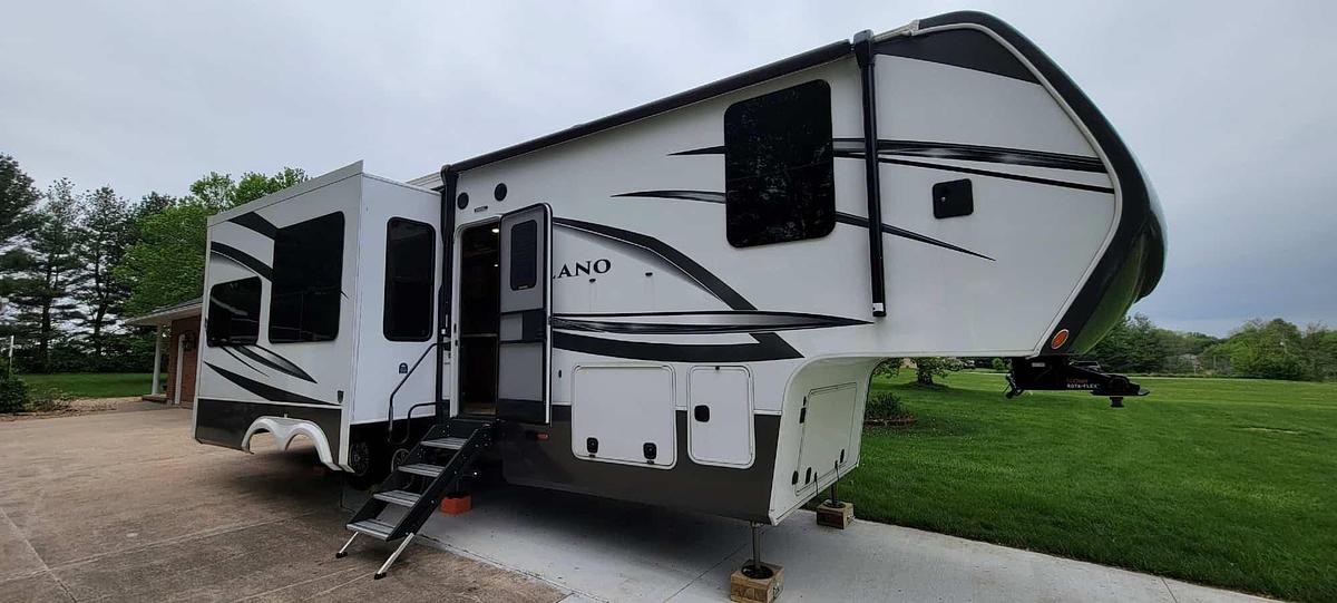 Used 2023 Vanleigh Vilano 320GK Fifth Wheel