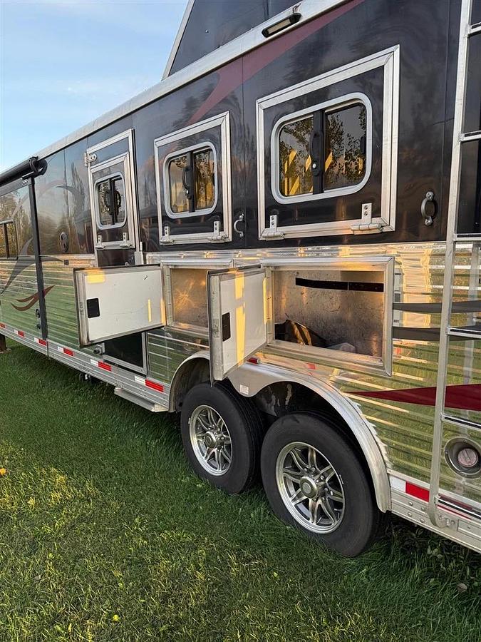 Used 2014 Bison Travel Coach 3 Horse Trailer