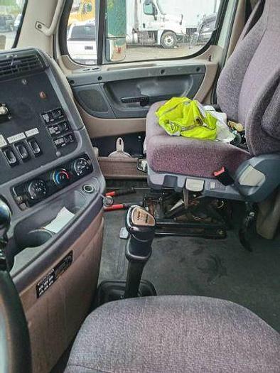 Used 2013 Freightliner Cascadia Semi Truck