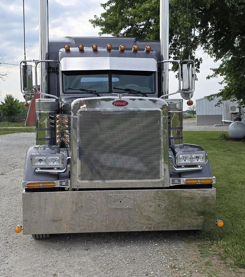 Used 2006 Peterbilt 379 Sleeper Truck