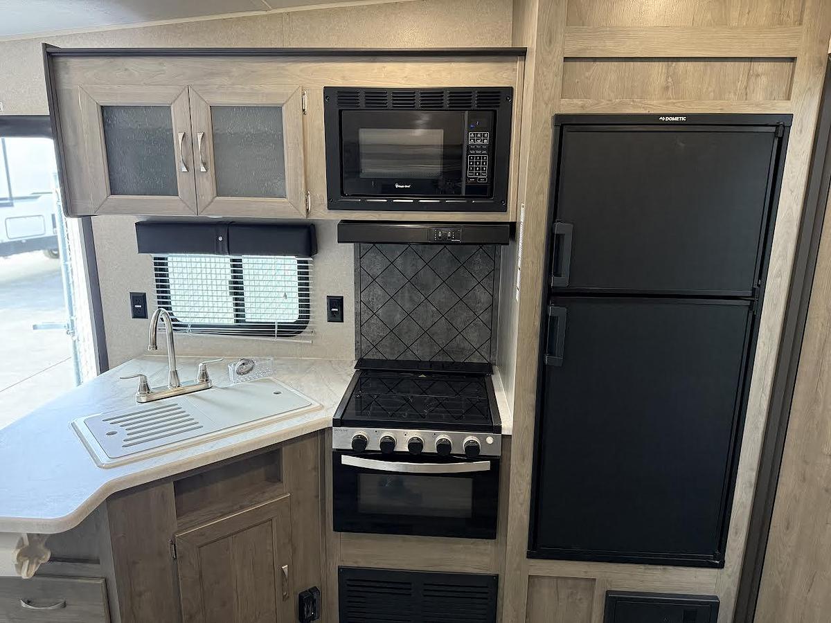 Used 2020 Palomino Puma Light XLE 29FQC Travel Trailer Toy Hauler