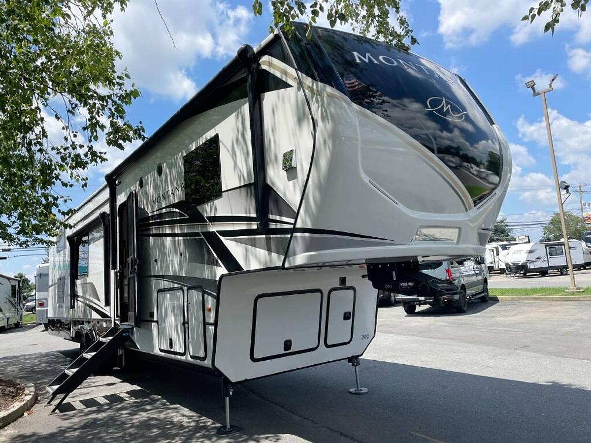 Used 2025 Keystone Montana 3915TB