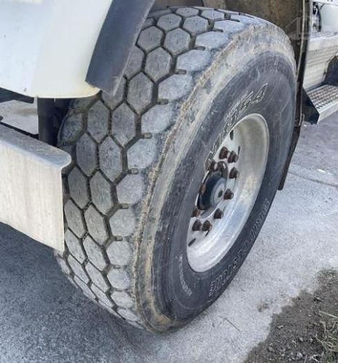 Used 2004 KENWORTH W900 Concrete Mixer Truck