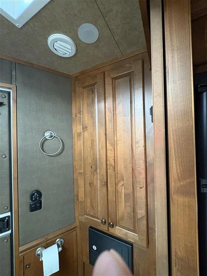 Used 2017 Merhow 4 Horse with Living Quarters