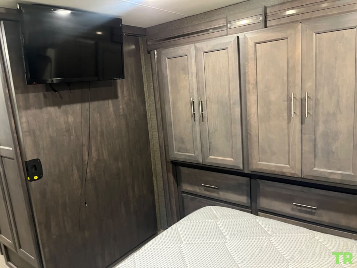Used 2022 Thor Palazzo 33.5 | Diesel Pusher | Bath & a Half | Bunkhouse | Only 7,200 Miles | Private Owner