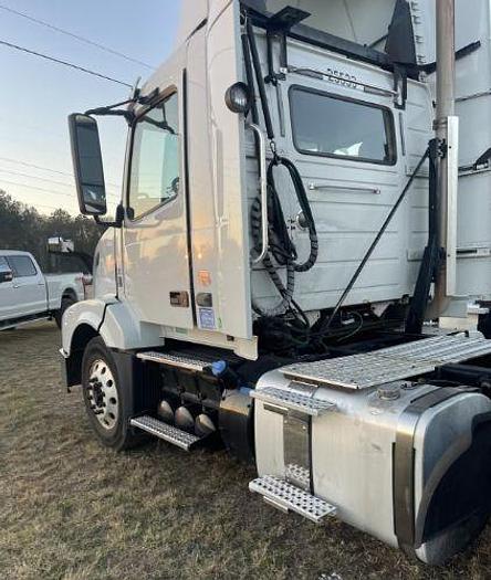 Used 2015 Volvo VNL64T300