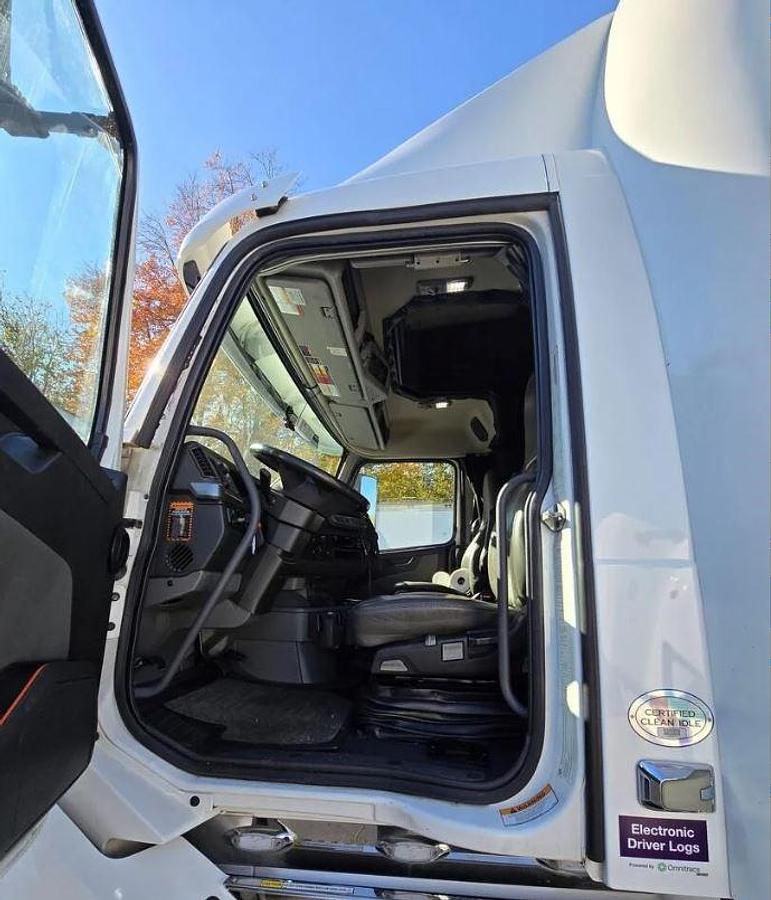 Used 2021 Volvo VNL64T300