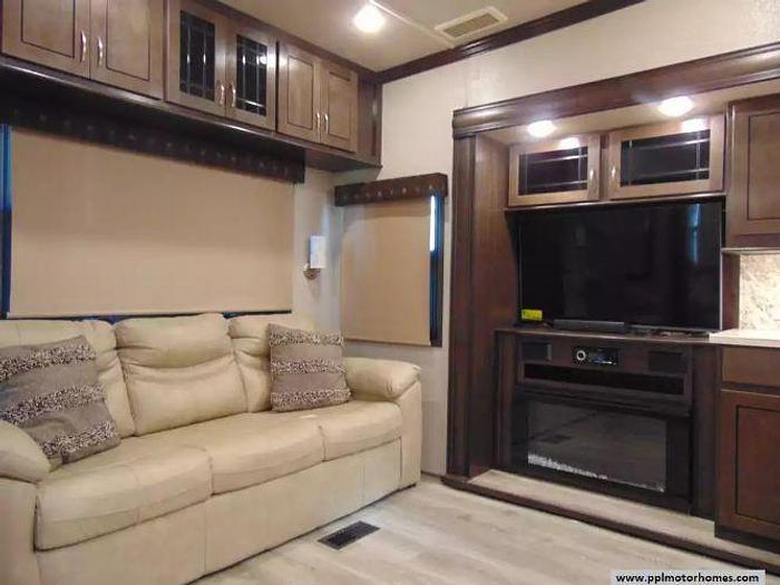 Used 2020 Cedar Creek Silverback 31IK