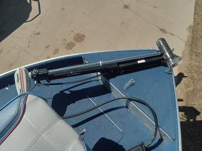 Used 1990 Bass Dominator 16 ft boat