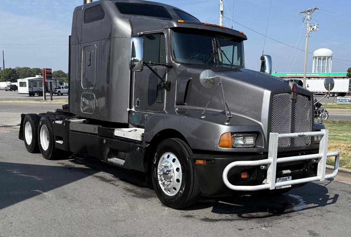 Used 1999 Kenworth T600 Sleeper Semi Truck