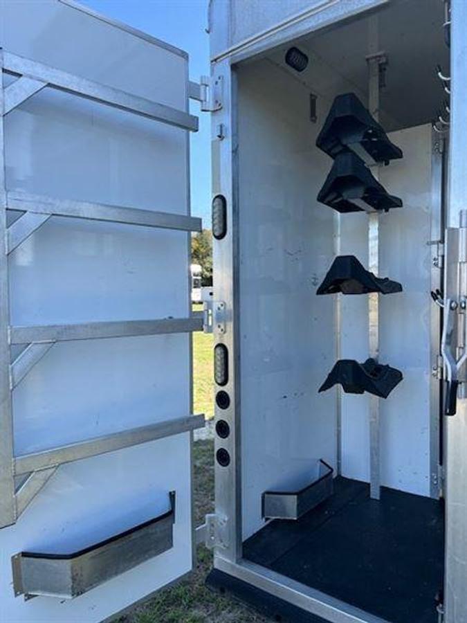 Used 2020 Lakota Bighorn 4 Horse w/ Living Quarters